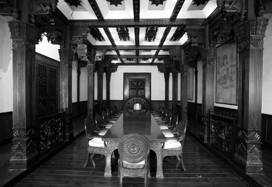 07_PrincePradyotDebBurmanroyalhouse.hellomagazine.blackandwhite.dininghall.jpg